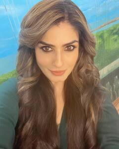 Raveena Tandon: रविना टंडनच्या ग्लॅमरस अदा; चाहते झाले फिदा!
