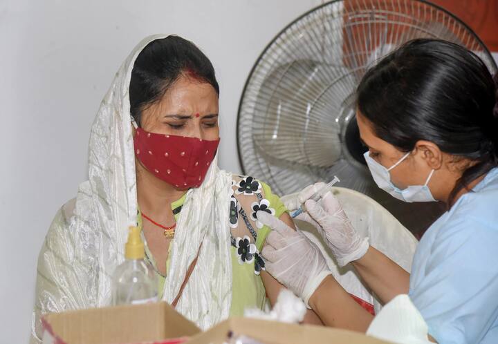 ফলে নতুন কোভিড ঢেউ ঠেকাতে, টিকা নেওয়া এবং যথাসম্ভব কোভিড বিধি মেনে চলার উপরেই জোর দিচ্ছেন তাঁরা।  ছবি: পিটিআই/ গেটি