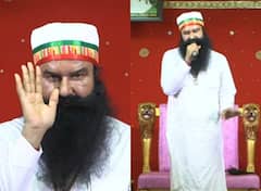 Photos: पैरोल खत्म होने से पहले पुराने अंदाज में दिखा Ram Rahim, स्टेज पर किया सत्संग और भजन कीर्तन