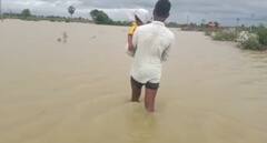 बापापुढे पूरही हरला, तापानं फणफणलेल्या मुलाला कडेवर घेऊन त्याने काढला मार्ग