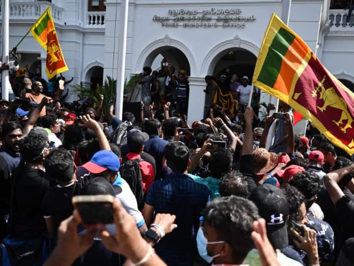 Sri Lanka  Protesters outside Speaker House after Gotabaya Rajapaksa trying to escape from Maldives to Singapore UN Appeal to Leaders Sri Lanka में नहीं थम रहा बवाल, पीएम ऑफिस के बाद अब स्पीकर हाउस के बाहर डटे प्रदर्शनकारी, UN ने की ये अपील