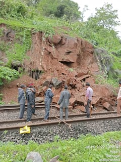 Konkan railway : कोकण रेल्वेची वाहतूक विस्कळीत, अंजनी ते चिपळूण दरम्यान ट्रॅकवर माती