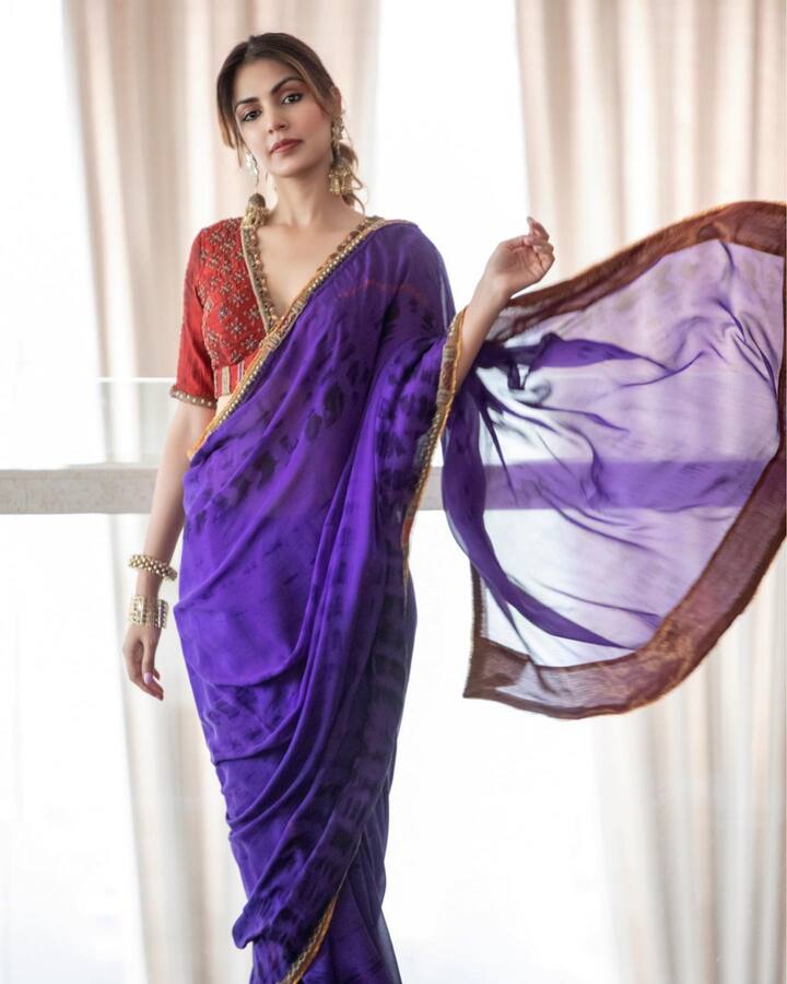 चाहत्यांनी तिला सुंदर म्हणत अनेक कमेंट्स केल्या आहेत. त्याचबरोबर अनेक सेलिब्रिटींनी तिच्या लूकचे कौतुक केले आहे. (photo:rhea_chakraborty/ig)