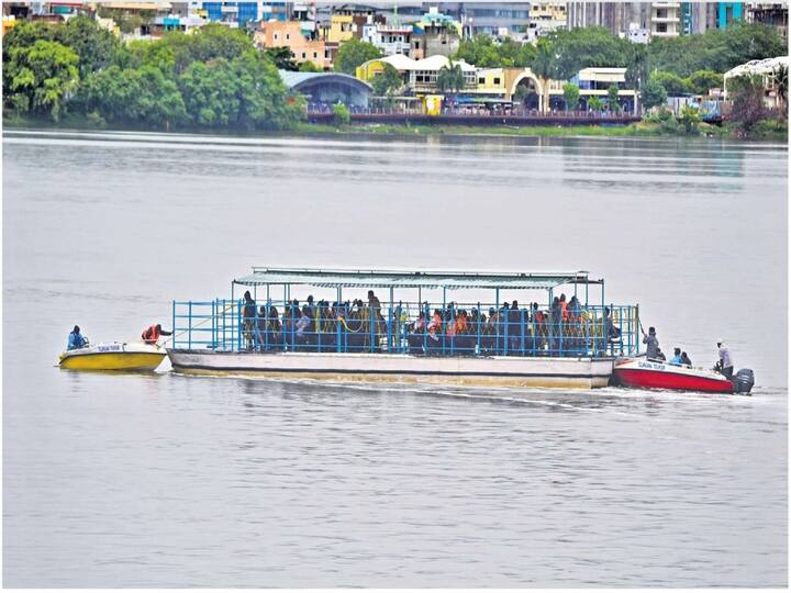 Hyderabad Hussain sagar 60 people travelling boat break down in middle Hyderabad News : హుస్సేన్ సాగర్ లో తప్పిన పెను ప్రమాదం, మధ్యలో ఆగిపోయిన 60 మంది పర్యటకులున్న బోటు!