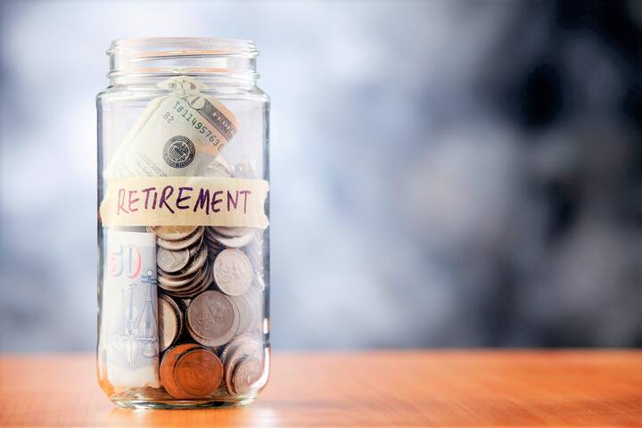 Retirement Planning: हर महीने आय का 50 से 70% तक बचाना. आप पार्ट टाइम जॉब से वेतन में वृद्धि करें, बेहतर वेतन के लिए नौकरी बदलना जैसे साइड बिजनस शुरु करके आय बढ़ाना जरूरी हैं.