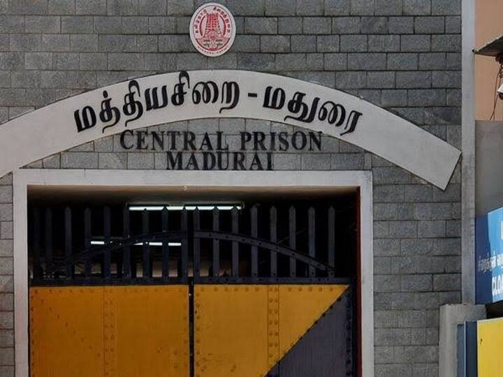 Madurai Central Jail DGP of the Prison Department inquired about the grievances of the prisoners TNN மதுரை மத்திய சிறையில் கைதிகளிடம் குறைகளை கேட்டறிந்த சிறைத்துறை டிஜிபி