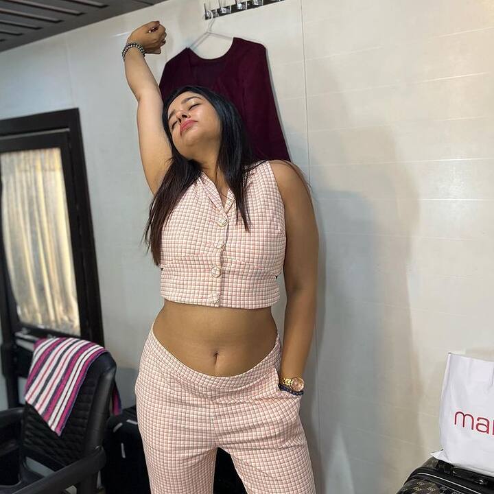 ఇలాంటి ఫోటోలు కూడా పెడతారా? అంటూ నోళ్లు నొక్కుకుంటున్నారు జనాలు. -Image Credit:Poonam Bajwa/Instagram