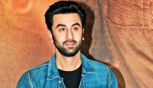 'સાવરિયા' ફિલ્મથી પોતાના કરિયરની શરૂઆત કરનાર રણબીર કપૂર આજે લોકપ્રિય એક્ટરમાં સામેલ છે. પરંતુ શું તમે જાણો છો કે મીરા નાયરની ફિલ્મ 'ધ રિલક્ટન્ટ ફંડામેન્ટલિસ્ટ' માટે રણબીરને રિજેક્ટ કરવામાં આવ્યો હતો. બાદમાં પાકિસ્તાની અભિનેતા રિઝ અહેમદને આ ફિલ્મ માટે કાસ્ટ કરવામાં આવ્યો હતો.