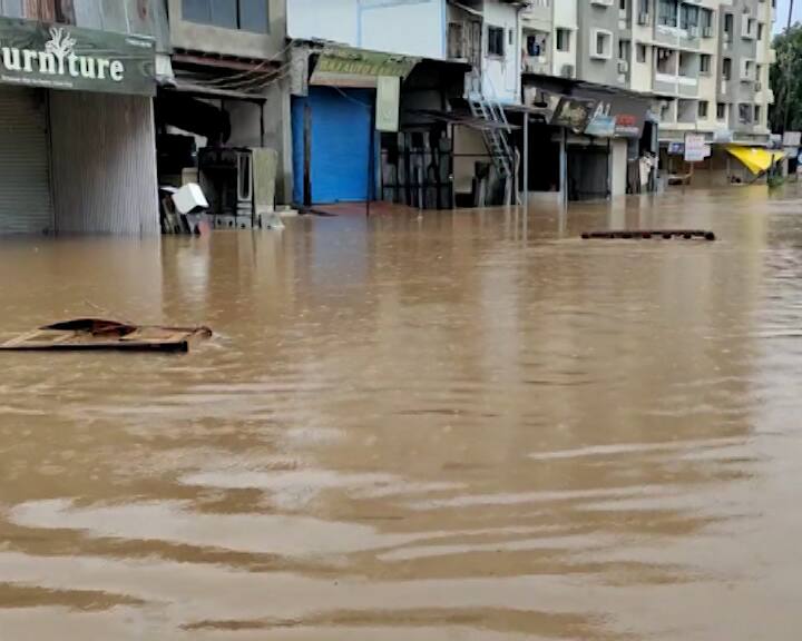 Emergency helpline number announced in Valsad district due to heavy rain ધોધમાર વરસાદથી વલસાડ જિલ્લામાં જળબંબાકારની સ્થિતિ, ઇમરજન્સી હેલ્પલાઇન નંબર જાહેર