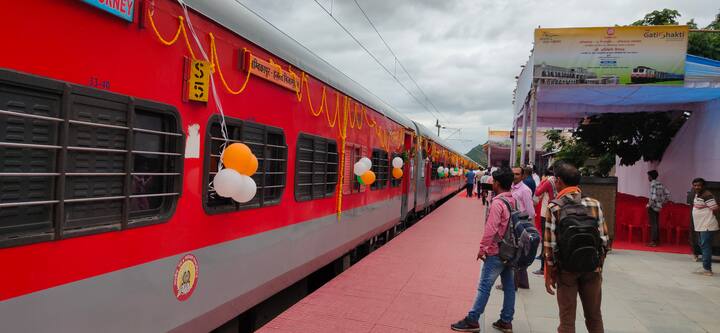 इसके बाद उन्होंने इस नई ट्रेन की शुरुआत के पीछे सरगुजा सांसद केन्द्रीय राज्य मंत्री रेणुका सिंह की मेहनत को सराहा और सरगुजा वासियों को बधाई भी दी. रेल मंत्री अश्वनी वैष्णव ने अपने वर्चुअल संबोधन में ये भी कहा कि, आप सब लोग मां महामाया से कामना कीजिए कि, हमें वो इतना संबल दें कि, हम झारखंड के रास्ते सरगुजा को सीधे कलकत्ता से जोड़ सके.