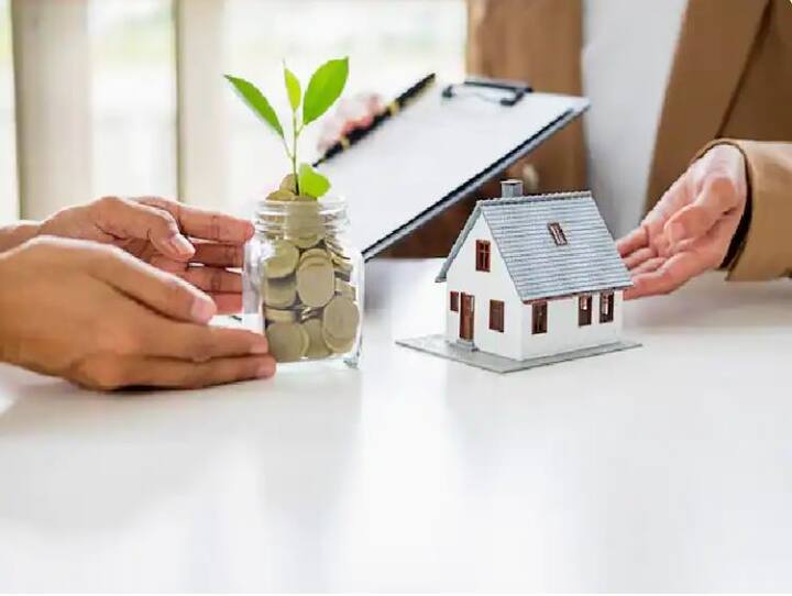 रूस-यूक्रेन जंग की वजह से ग्लोबल सप्लाई चेन प्रभावित हो गई है. इस वजह से सीमेंट और स्टील के दामों में 6-8 फीसदी तक की बढ़ोतरी हो गई. ऐसे में बिल्डरों ने इसका बोझ ग्राहकों पर डालने में देरी नहीं की. अब मौजूदा घरों की कीमतों में देखें तो पहले के मुकाबले ज्यादा कीमतों पर फ्लैट और प्रॉपर्टी मिल रहे हैं.