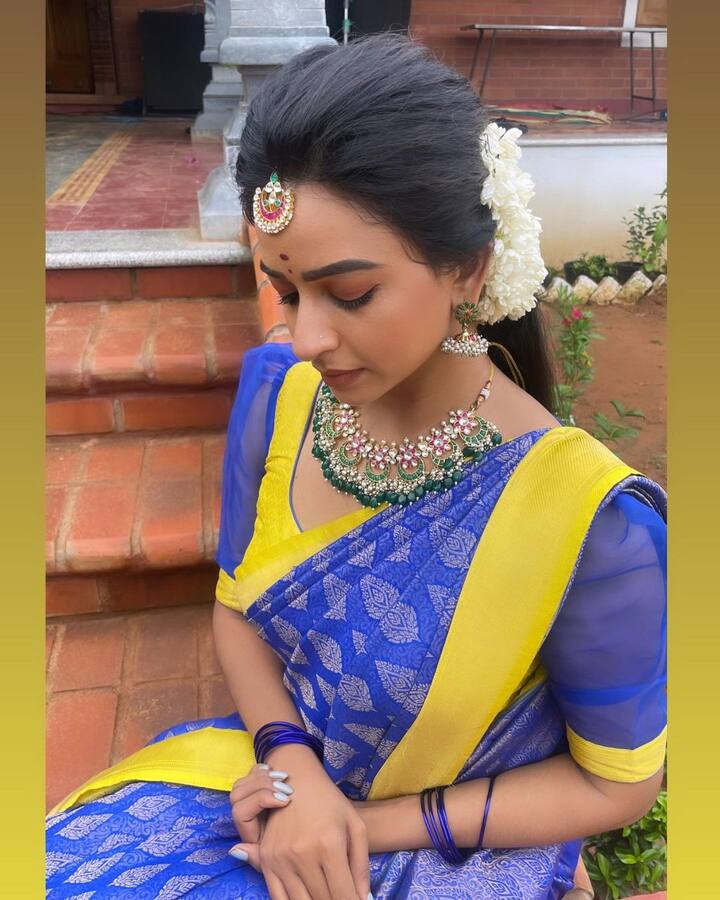 செல்லப் பூவே  நான் உன்னைக் கண்டேன்  சில்லுச் சில்லாய் உயிர் சிதறக் கண்டேன்