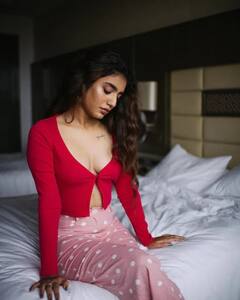 ડીપ નેક ટૉપમાં Priya Prakash Varrierનો હૉ઼ટ અવતાર, બેડરૂમમાંથી ક્લીવેજ બતાવતી તસવીરો કરી શેર