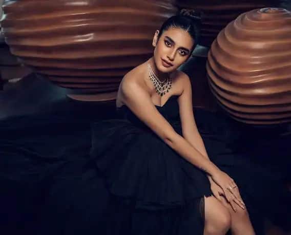 Priya Prakash Varrier, વિન્ક ગર્લના નામથી જાણીતી થયેલી પ્રિયા પ્રકાશ વૉરિયર આજકાલ પોતાની સિઝલિંગ તસવીરોને લઇને ખુબ ચર્ચામાં છે. એક નાની અમથી ક્લિપ વાયરલ થવાથી રાતોરાત સેન્સેશન બની ચૂકેલી એક્ટ્રેસને આખા દેશમાંથી પ્રેમ મળ્યો છે.