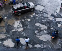 Mumbai Rains: गड्ढों का रियलिटी चेक, महाराष्ट्र डिप्टी सीएम फडणवीस के घर के पास भी नहीं हुई मरम्मत