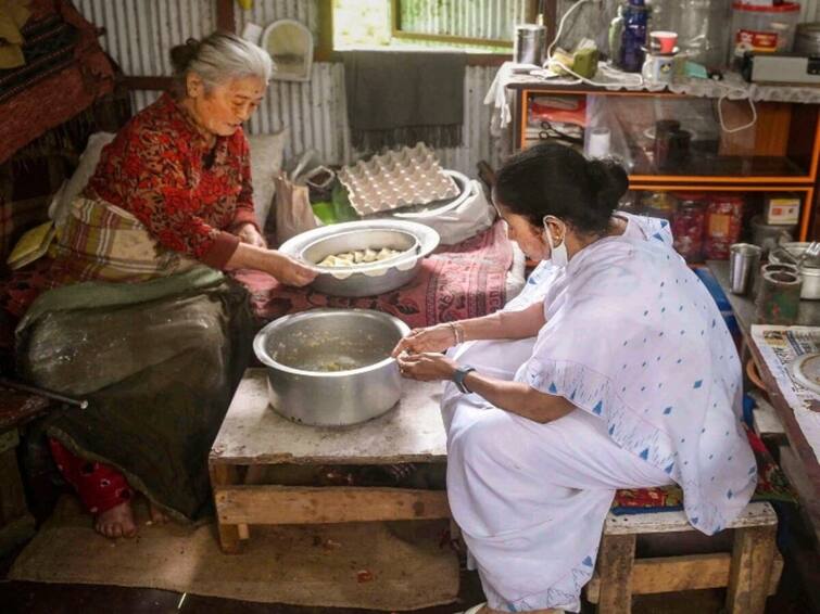 Bengal CM Mamata Banerjee Makes Momos At Stall After Panipuri In Darjeeling - WATCH Mamata Banerjee Darjeeling Visit: మొన్న పానీపూరీ, ఇవాళ మోమోలు-దీదీ చేతి వంటకు స్థానికులు ఫిదా
