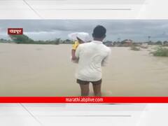 तापानं फणफणणाऱ्या मुलाला कडेवर घेऊन बापाने पुरातून काढली वाट, 5 किमी प्रवास करत गाठला दवाखाना