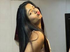 Poonam Bajwa: ఒళ్లు విరుచుకుంటున్న పూనమ్, తిట్టిపోస్తున్న నెటిజన్లు