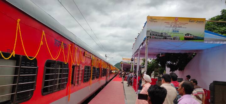 दरअसल, सरगुजा से नई दिल्ली तक ट्रेन चलाने के लिए पूर्व विधायक और रेल संघर्ष समिति के अध्यक्ष देवेश्वर सिंह, स्थानीय जनप्रतिनिधि और कई संगठन के लोग लंबे समय से आंदोलनरत थे. कई दफा अफवाहों का दौर भी चला, जिसमें ये कहा जाता रहा कि बहुत जल्द अम्बिकापुर से नई दिल्ली के लिए ट्रेन सेवा शुरू होने जा रही है, जबकि ऐसा कुछ होता नहीं था.