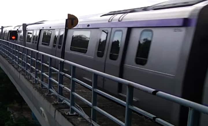 শিয়ালদা থেকে মেট্রো পরিষেবা চালু হওয়ায় সোজা সল্টলেকের সেক্টর ফাইভ পর্যন্ত যাওয়া যাচ্ছে। ফলে বাসের ধাক্কাধাক্কি থেকে রেহাই, বাঁচছে সময়ও।