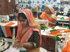 Etawah News: घरों में ढाई लाख से ज्यादा तिरंगा फहराने का टारगेट, ग्रामीण महिलाओं को ऐसे मिल रहा रोजगार