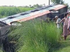 Bettiah Road Accident: भीषण सड़क हादसे में बाइक सवार की मौत, पत्नी-बेटा गंभीर, बस में सवार एक दर्जन से अधिक यात्री हुए घायल