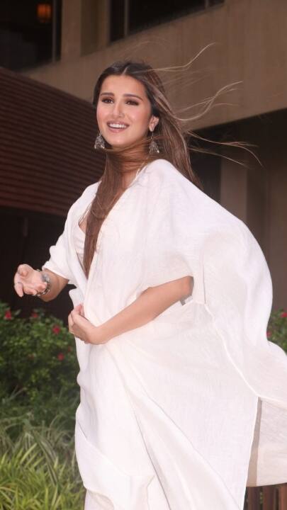 ਸਫੈਦ ਲਿਬਾਸ  'ਚ ਕਯਾ ਖੂਬ ਲੱਗੀ ਤਾਰਾ ਸੁਤਰੀਆ