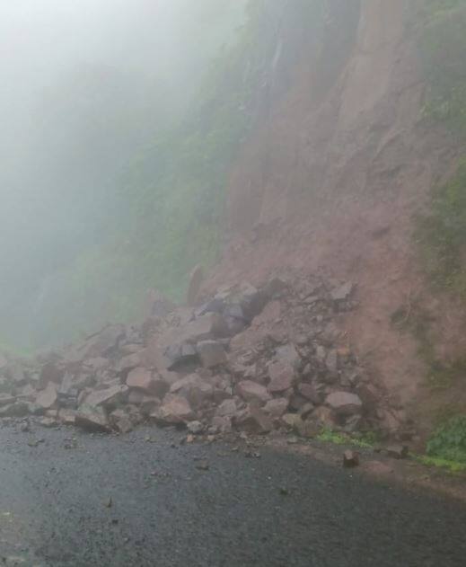मुसळधार पावसामुळं दरड कोसळल्याच्या घटना