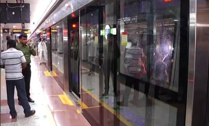 বৃহস্পতিবার সকাল ৬টা ৫৫-য় প্রথম ট্রেনটি ছাড়ে। উল্টো দিকে সেক্টর ফাইভ থেকে সকাল ৭টায় শিয়ালদার উদ্দেশে প্রথম ট্রেনটি ছাড়ে। শেষ ট্রেন ছাড়বে রাত ৯.৩৫-এ।সেক্টর ফাইভ থেকে শেষ ট্রেনের টাইম রাত ৯টা ৪০-এ।