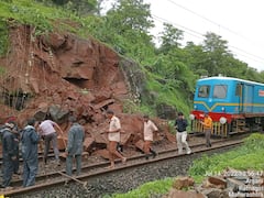 Konkan railway : कोकण रेल्वेची वाहतूक विस्कळीत, अंजनी ते चिपळूण दरम्यान ट्रॅकवर माती