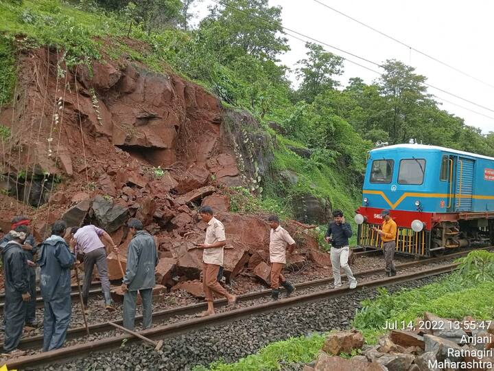 मागील दीड तासापासून कोकण रेल्वेची वाहतूक विस्कळीत झाली आहे.