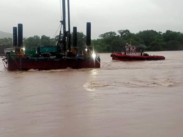 Plaghar Rain Updates Workers working on Mumbai Baroda National Highway rescued from Vaitarna river in Palghar after 15 hours due to heavy rainfall Marathi News Palghar Rain Updates : अखेर 15 तासांनी सुखरुप सुटका; पालघरमधील वैतरणेच्या पुरातून 10 कामगारांना वाचवलं