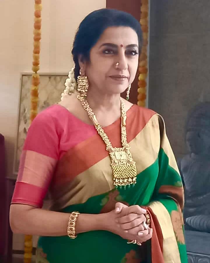 టాలీవుడ్ సీనియర్ నటి సుహాసిని.. అందం, అభినయంతో పాటు తన చిరునవ్వుతో ప్రేక్షకులను కట్టిపేడేసిన నటి. తెలుగు, తమిళ, మలయాళ సినిమాల్లో స్టార్ హీరోయిన్ గా ఓ వెలుగు వెలిగిన సుహాసిని సెకెండ్ ఇన్నింగ్స్ లో కూడా అమ్మ, అక్క, అత్త పాత్రల్లో నటిస్తూ మెప్పిస్తోంది.