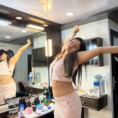 Poonam Bajwa: ఒళ్లు విరుచుకుంటున్న పూనమ్, తిట్టిపోస్తున్న నెటిజన్లు