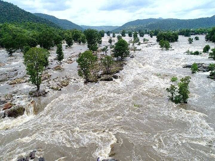 Flooding continues in hogenakkal for the 3rd day due to karnataka water release Hogenakkal floods: ஒகேனக்கல்லில் 3-வது நாளாக தொடரும் வெள்ளப்பெருக்கு - சுற்றுலா பயணிகளுக்கு தடை