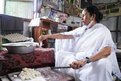 Mamata Banerjee: হাতে নিলেন বেলন-চাকি,  মোমো বানাতে ব্যস্ত মুখ্য়মন্ত্রী