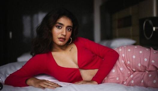 priya prakash varrier bedroom pics viral on internet on set a fire સાઉથ હસીનાએ બેડરૂમમાં આપ્યા બૉલ્ડ પૉઝ, ફોટોશૂટની તસવીરો વાયરલ
