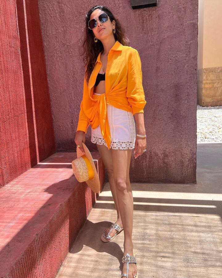 આ પહેલા પણ લંડનથી મીરાની ઘણી તસવીરો સોશિયલ મીડિયા પર વાયરલ થઈ છે, જેમાં તે બાથરોબ પહેરેલી જોવા મળી રહી છે તો ક્યાંક તે શોર્ટ્સમાં શાનદાર લુકમાં જોવા મળી રહી છે.