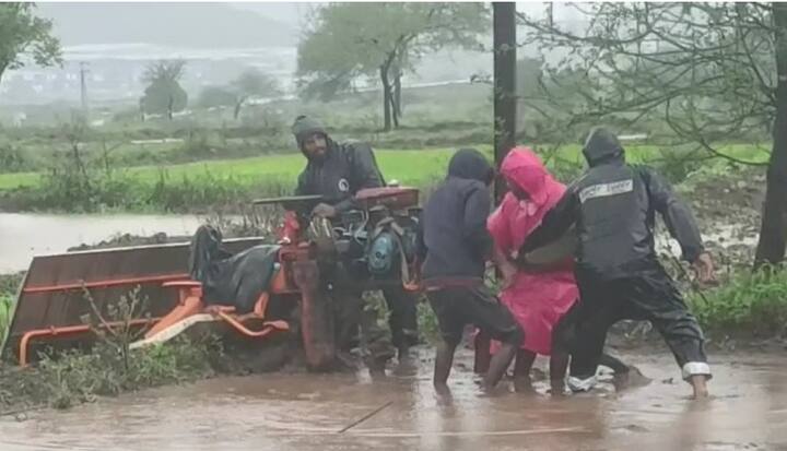 नदी नाल्यांचे पाणी शेतात घुसल्यानं पिकं पाया जाण्याची शक्यता निर्माण झाली आहे. त्यामुळं राज्यातील शेतकरी चिंतेत आहेत. अशातच पुणे जिल्ह्यातील मावळ तालुक्यात मात्र उलट चित्र दिसत आहे. इथला शेतकरी या पावसामुळं आनंदात आहे.