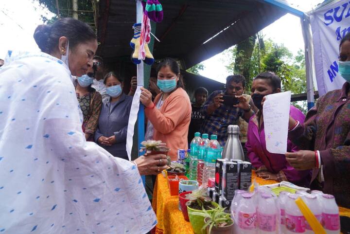 এর আগেও পাহাড়ে এসে মোমো বানিয়েছিলেন মমতা। কখনও রাস্তায় হাঁটতে হাঁটতে রাস্তার পাশে চায়ের দোকানে ঢুকে চাও বানাতে দেখা গিয়েছে মুখ্যমন্ত্রীকে। ছবি: মমতা বন্দ্যোপাধ্যায়ের ফেসবুক পেজ থেকে প্রাপ্ত