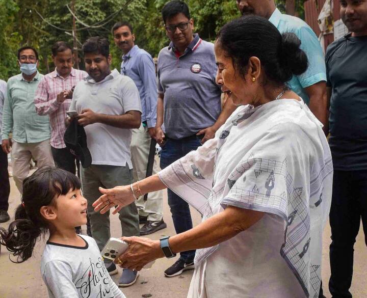 दार्जिलिंग के तीन दिवसीय दौरे पर आईं ममता ने मंगलवार को गोरखालैंड क्षेत्रीय प्रशासन (जीटीए) के नवनिर्वाचित सदस्यों के शपथ ग्रहण समारोह में हिस्सा लिया था.