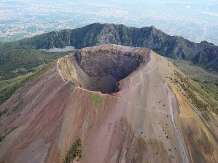 Selfie Volcano Crater : செல்பி மோகம்.. இத்தாலியில் எரிமலை பள்ளத்தில் விழுந்த சுற்றுலா பயணி.. பரபரக்க வைத்த விபரீதம்..