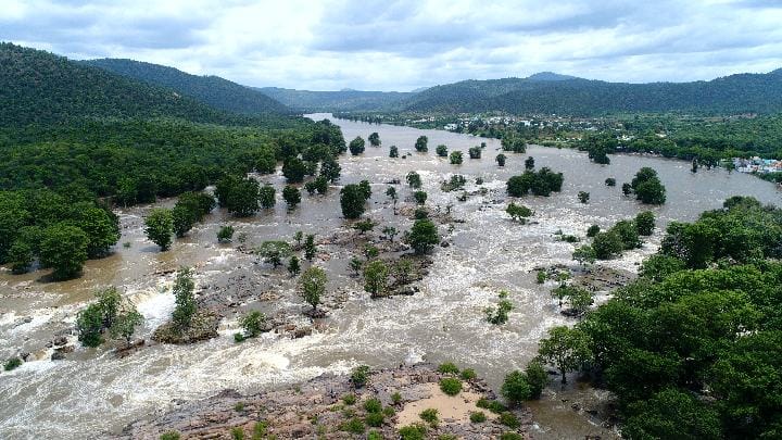 Hogenakkal floods: ஒகேனக்கல்லில் 3-வது நாளாக தொடரும் வெள்ளப்பெருக்கு - சுற்றுலா பயணிகளுக்கு தடை