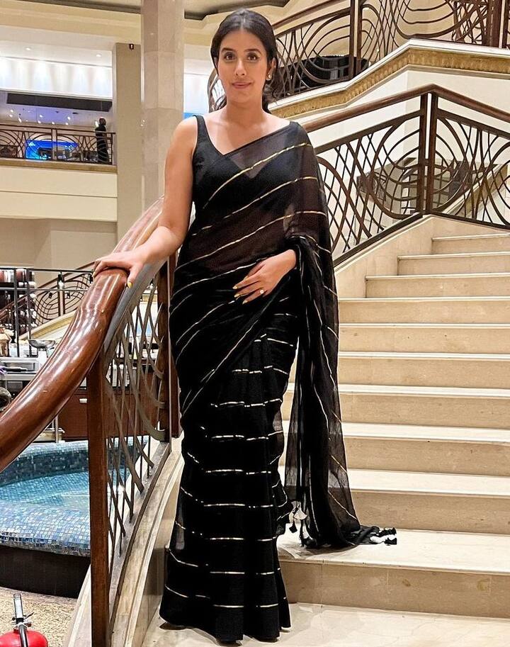 चारू असोपा ने हाल ही में इंस्टाग्राम पर अपनी फोटो शेयर की है. जिसमें वो ब्लैक कलर की साड़ी पहने हुए दिखाई दे रही हैं.