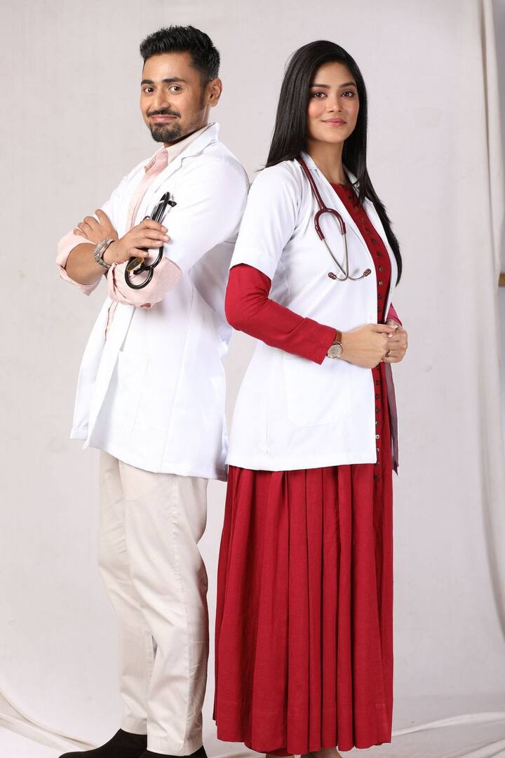 দুই চির প্রতিদ্বন্দ্বী পরিবারের দুই সন্তান। পোখরাজ আর রাধিকা। ঘটনাচক্রে দুজনেই একই বিশ্ববিদ্যালয়ে ডাক্তারি পড়ছে।