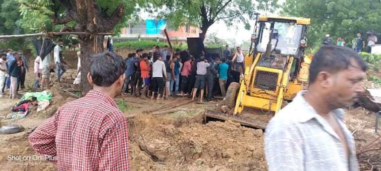 Three persons died and two persons injured after wall collapse on SP ring road, Ahmedabad Ahmedabad : દિવાલ ધરાશાયી થતાં 3 લોકોના મોત, બે ઘાયલ