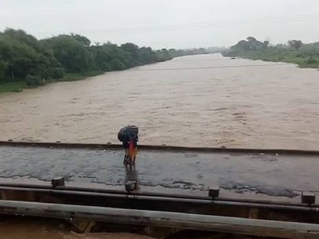 Sangli Rain : कृष्णेच्या पाणी पातळीत वाढ, पाणी पातळी 20 फुटांच्या वर, नागरिकांना सतर्कतेचा इशारा Rise in Krishna water level, river level above 20 feet Sangli Rain : कृष्णेच्या पाणी पातळीत वाढ, पाणी पातळी 20 फुटांच्या वर, नागरिकांना सतर्कतेचा इशारा