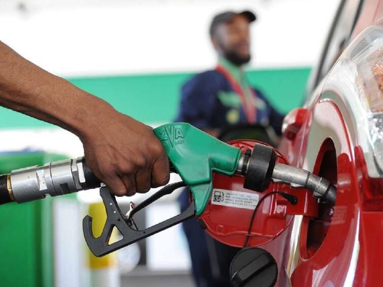 maharashtra government announce reduce Price on petrol by 5 rupees and diesel by 3 rupees Maharashtra Fuel Price : राज्य सरकारची मोठी घोषणा; पेट्रोल, डिझेलच्या दरात कपात