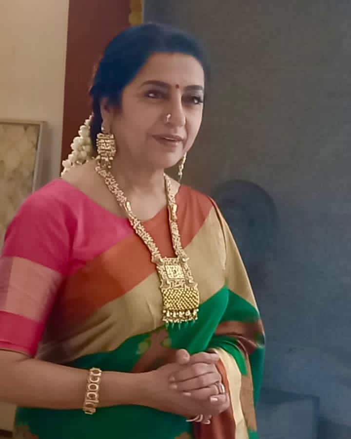 దర్శకుడు మణిరత్నాన్ని 1988 ఆగస్ట్‌ 25న పెళ్లి చేసుకున్న సుహాసిని దంపతులకు నందన్ అనే కొడుకున్నాడు.