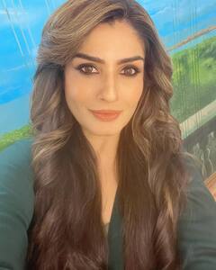 Raveena Tandon: रविना टंडनच्या ग्लॅमरस अदा; चाहते झाले फिदा!